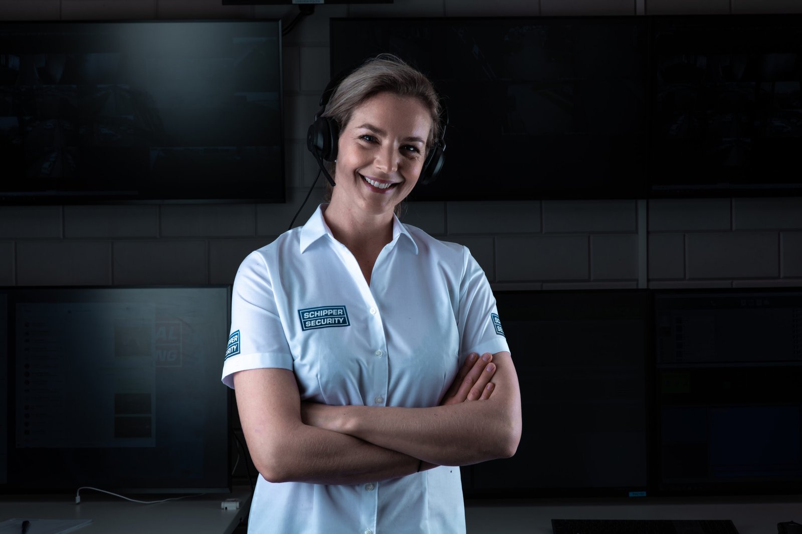 Meldkamer met operator achter bewakingsschermen